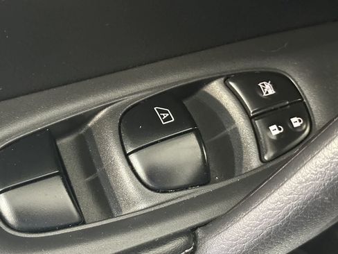 Used 2017 Nissan Rogue S w/ S Appearance Package FWD image 13