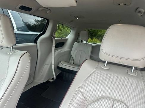 Used 2019 Chrysler Pacifica Limited FWD image 9