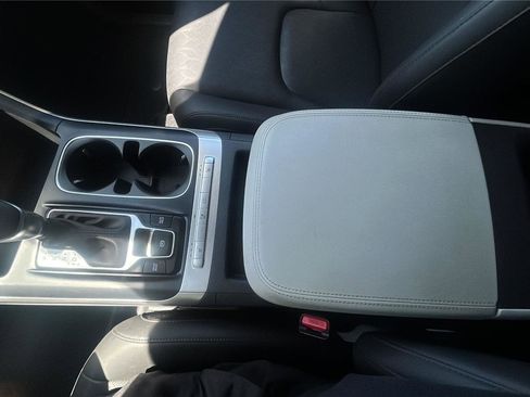 Used 2024 Kia Carnival LX FWD image 16
