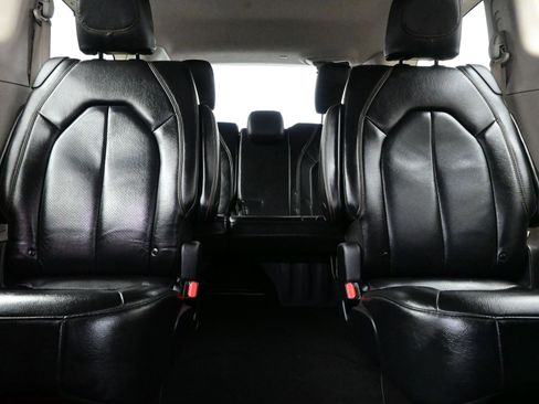 Used 2019 Chrysler Pacifica Touring-L Plus image 16