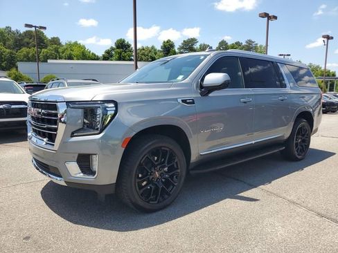 Used 2023 GMC Yukon XL SLT w/ SLT Premium Package AWD/4WD image 3