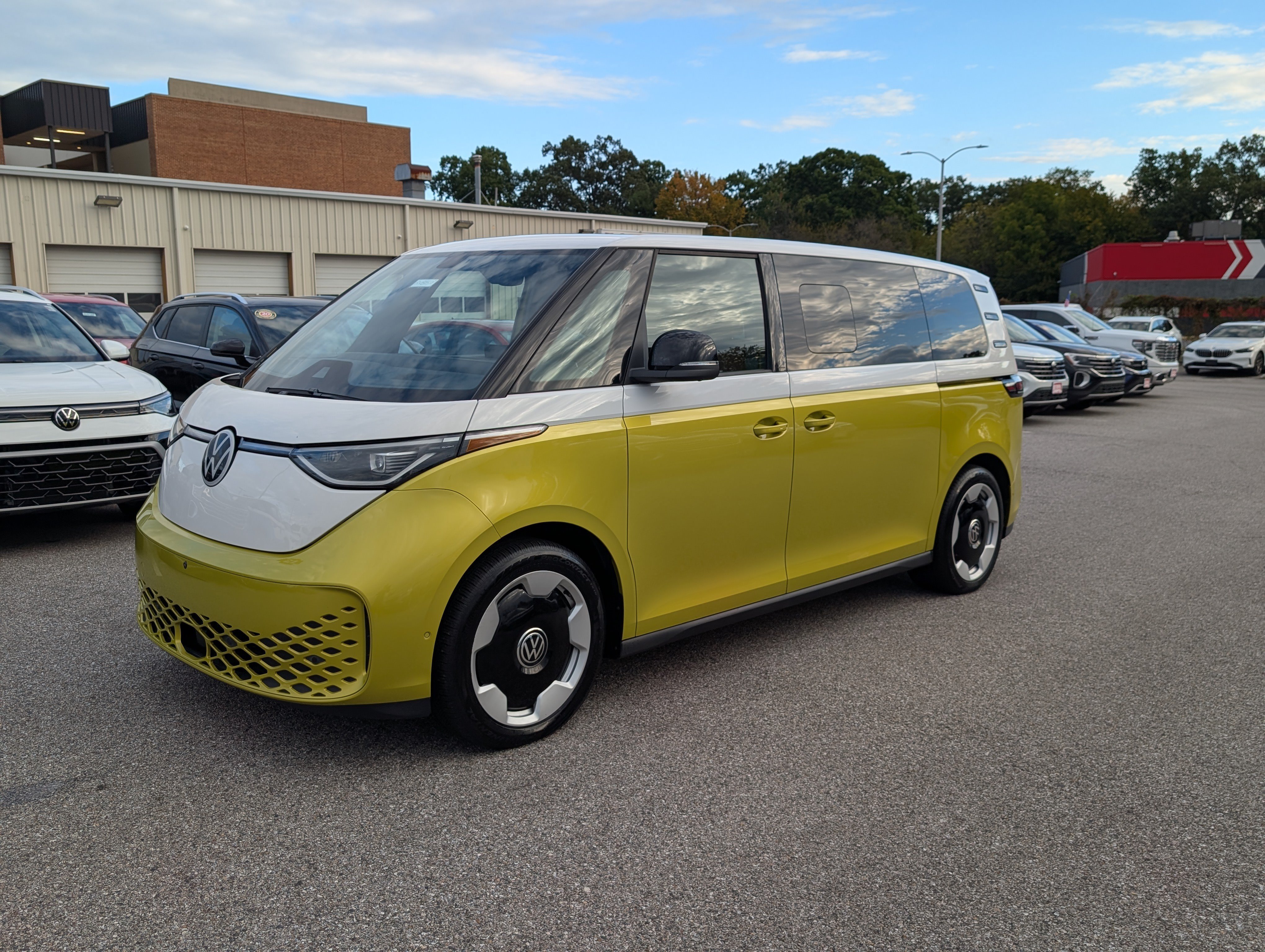Used 2025 Volkswagen ID. Buzz Pro S Plus RWD image 8