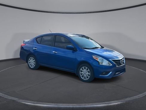 Used 2016 Nissan Versa SV FWD image 2