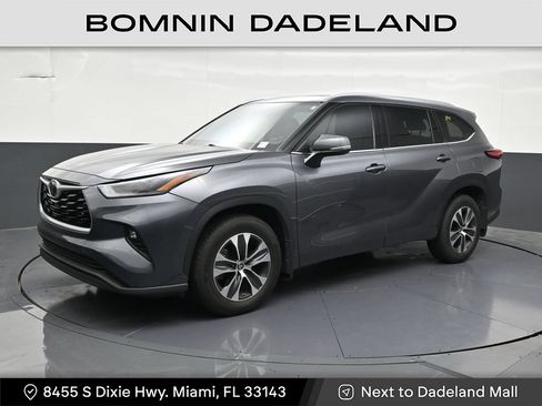 Used 2021 Toyota Highlander XLE AWD/4WD image 1