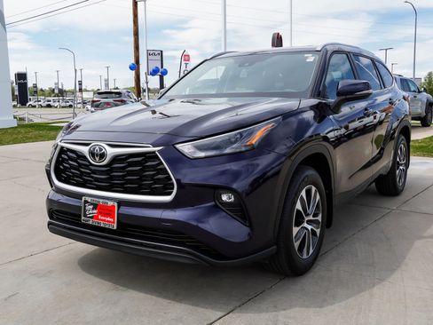 Certified 2025 Toyota Highlander XLE AWD/4WD image 4
