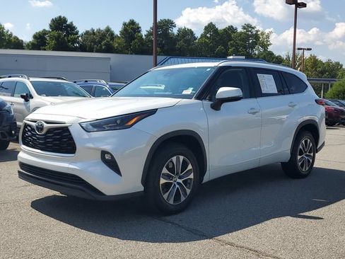 Used 2023 Toyota Highlander XLE FWD image 3