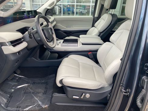 Used 2025 Lincoln Navigator Reserve AWD/4WD image 9