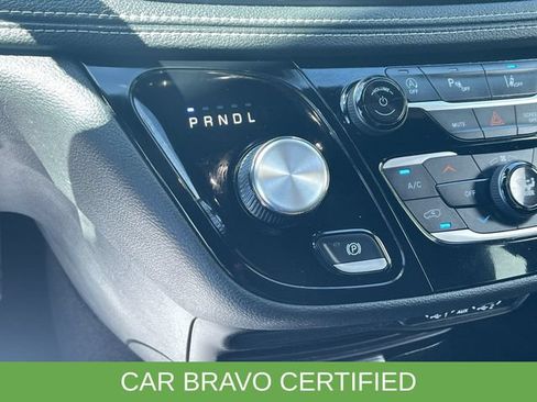 Used 2023 Chrysler Pacifica Touring FWD image 16