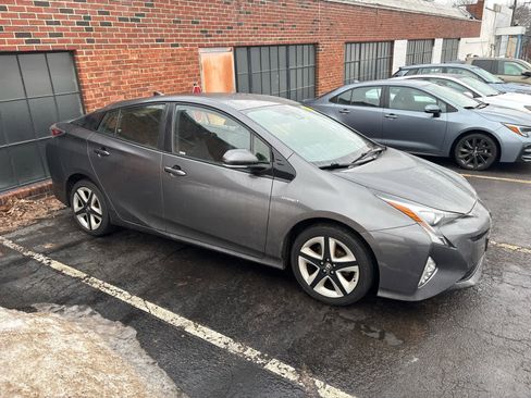 Used 2016 Toyota Prius Four Touring image 3