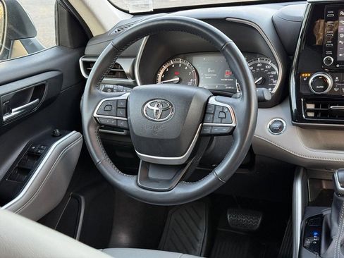 Used 2022 Toyota Highlander XLE image 16