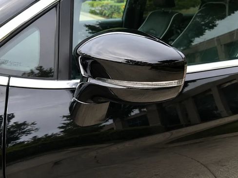 Used 2026 Chrysler Pacifica Limited FWD image 14