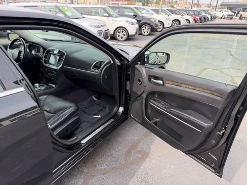 Used 2019 Chrysler 300 Limited RWD image 7