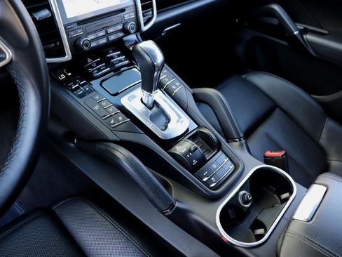 Used 2018 Porsche Cayenne Platinum Edition w/ Premium Package image 57