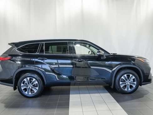 Used 2022 Toyota Highlander XLE AWD/4WD image 3