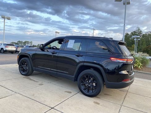 Used 2024 Jeep Grand Cherokee Altitude RWD image 10