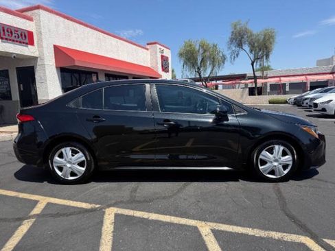 Used 2020 Toyota Corolla LE FWD image 2