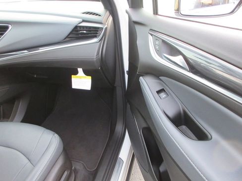 Used 2023 Buick Enclave Essence image 18