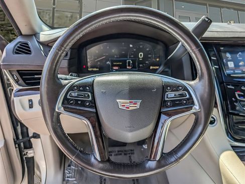 Used 2015 Cadillac Escalade Luxury image 27