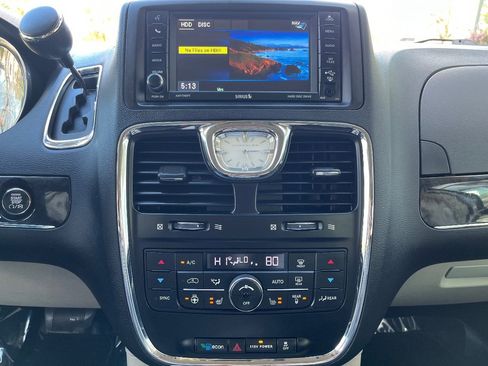 Used 2016 Chrysler Town & Country Touring-L image 28