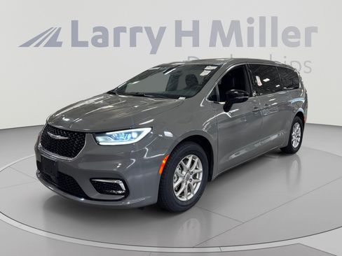 Used 2025 Chrysler Pacifica Select FWD image 1