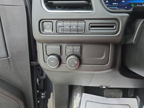 Used 2023 Chevrolet Suburban Premier image 31