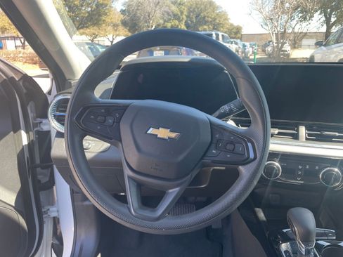 Used 2025 Chevrolet Trax LT image 31