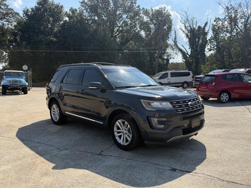 Used 2017 Ford Explorer XLT w/ Equipment Group 202A FWD image 7
