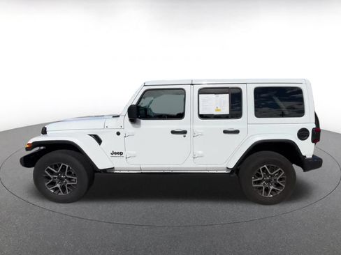 Used 2025 Jeep Wrangler Unlimited Sahara AWD/4WD image 9
