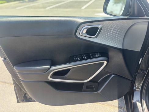 Used 2023 Kia Soul LX w/ LX Technology Package FWD image 2