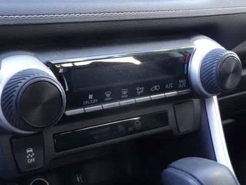 Used 2019 Toyota RAV4 LE w/ Carpet Mat Package FWD image 13