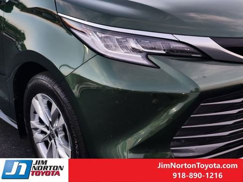 Used 2025 Toyota Sienna Limited AWD/4WD image 10