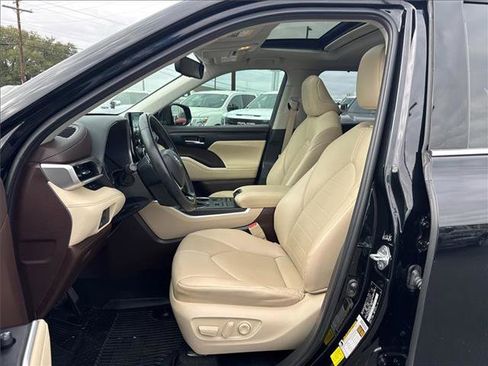 Used 2021 Toyota Highlander XLE image 13