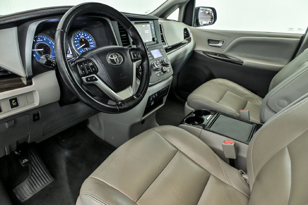 Used 2015 Toyota Sienna XLE FWD image 11