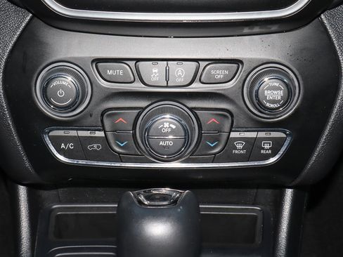 Used 2020 Jeep Cherokee Latitude Plus image 11