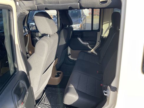 Used 2011 Jeep Wrangler Unlimited Sahara w/ Connectivity Group image 14