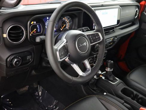 Used 2025 Jeep Wrangler Unlimited Sahara AWD/4WD image 18