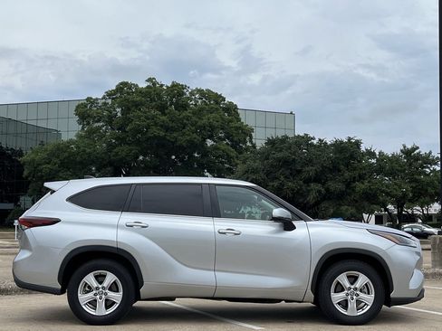 Used 2024 Toyota Highlander LE FWD image 3