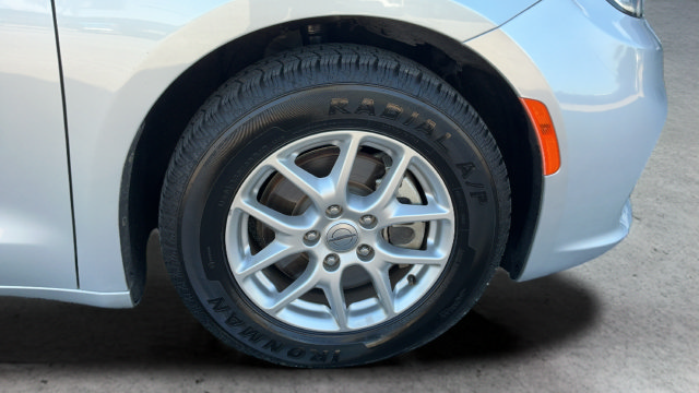 Used 2024 Chrysler Pacifica Touring-L FWD image 26