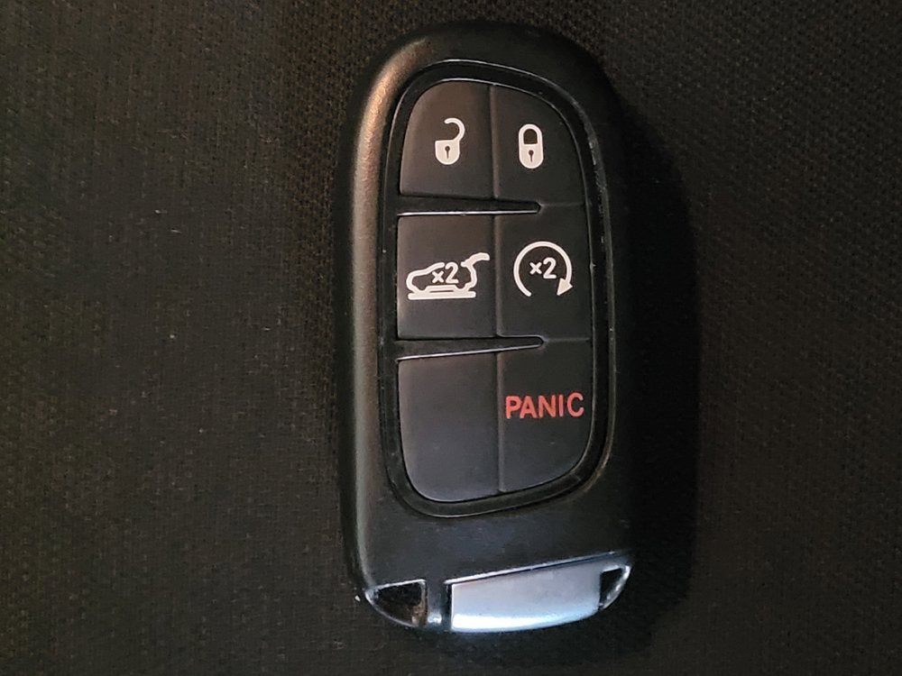 Used 2019 Jeep Cherokee Latitude Plus w/ Comfort/Convenience Group FWD image 32