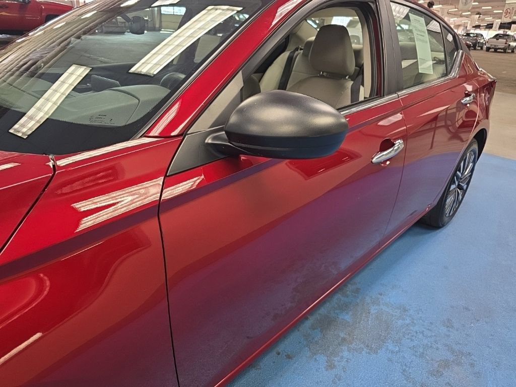 Used 2025 Nissan Altima 2.5 SV FWD image 14