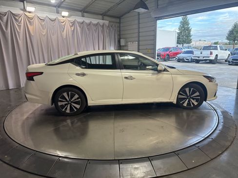 Used 2022 Nissan Altima 2.5 SV w/ SV Premium Package image 4