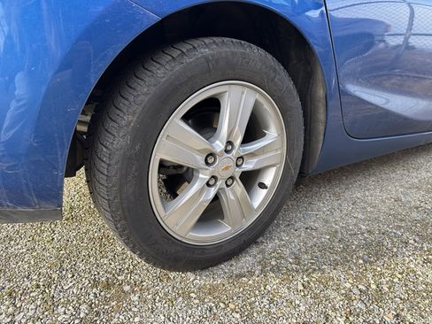 Used 2018 Chevrolet Cruze LT w/ Convenience Package image 8