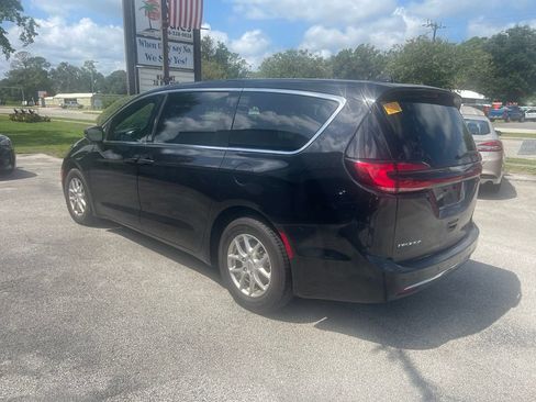 Used 2025 Chrysler Pacifica Select FWD image 5