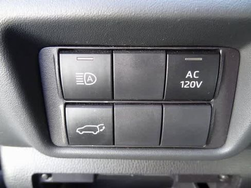 Used 2023 Toyota Highlander Bronze Edition image 7