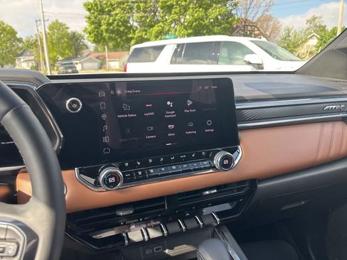 Used 2025 GMC Canyon AT4 w/ Technology Plus Package AWD/4WD image 5