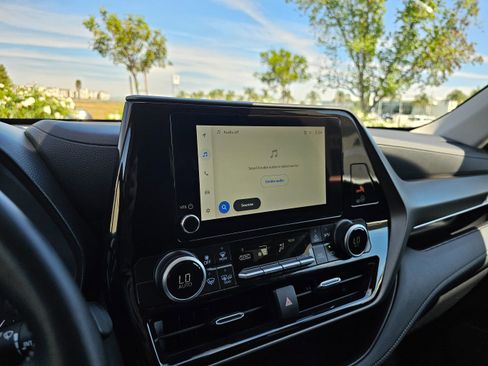 Used 2025 Toyota Highlander LE image 31