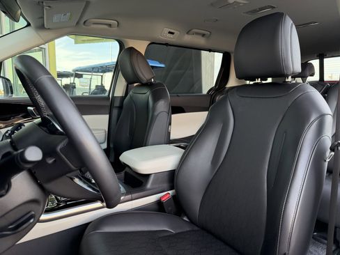Used 2024 Kia Carnival EX image 35