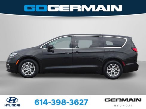Used 2023 Chrysler Pacifica Touring-L FWD image 12