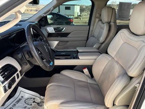 Used 2019 Lincoln Navigator Reserve image 12