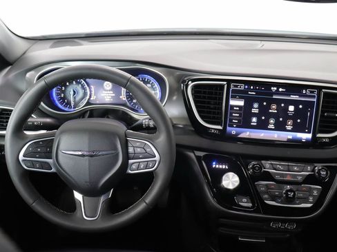 Used 2025 Chrysler Pacifica Select FWD image 11